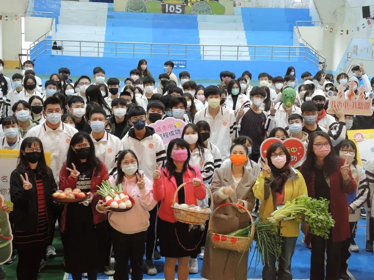 香山高中教師團隊準備包子、發糕、粽子，祝福學生能一舉「包高中」。新竹市府提供