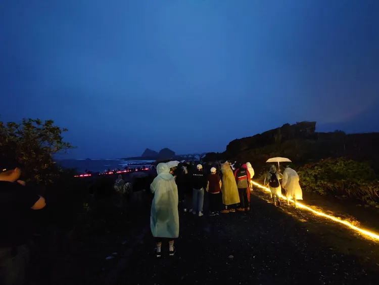 雖然三仙台沒有舉辦迎曙光活動，也湧進千名遊客等待。翻攝畫面