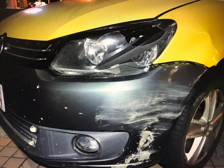 計程車車頭受損，梅花鹿被撞之後迅速離去。讀者提供