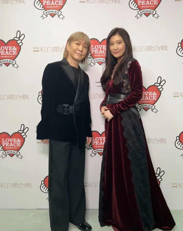 篠原涼子(右)和小室哲哉一起登上《第73屆紅白歌唱大賽》，表演叫好叫座。翻攝小室哲哉IG