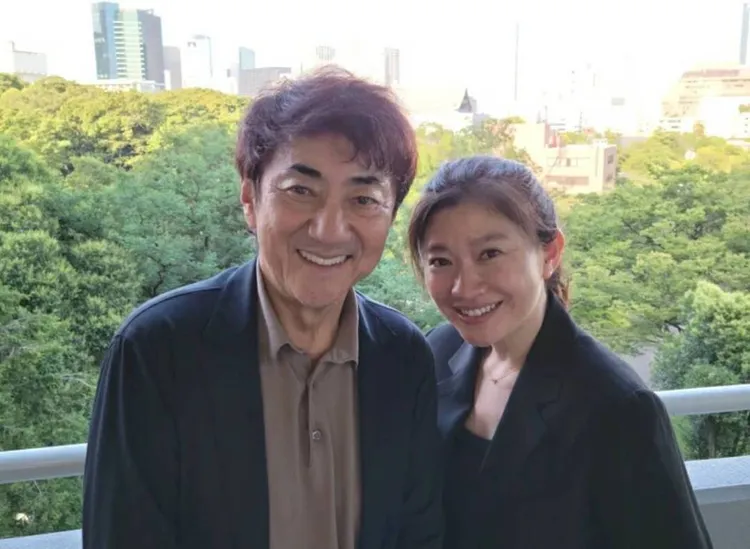 篠原涼子(右)和市村正親在2021年結束16年婚姻。