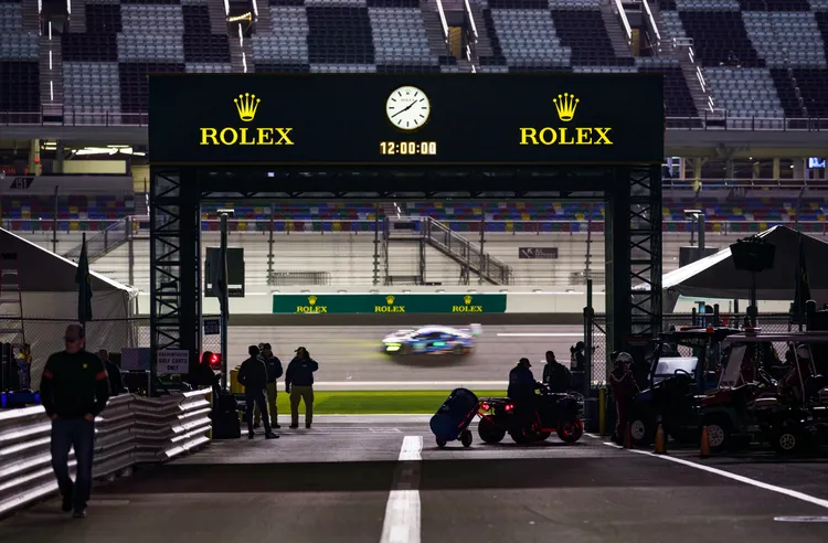 勞力士自1992年起，冠名贊助於美國佛羅里達舉辦的年度迪通拿24小時耐力賽。品牌提供