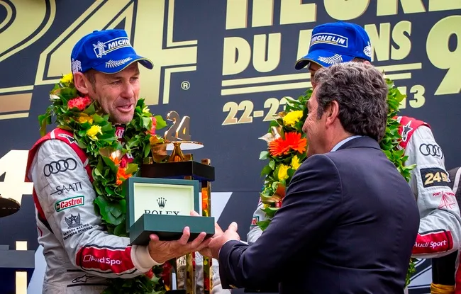 Tom Kristensen（左）於2013年拿下利曼24小時耐力賽冠軍時，曾獲贈1只意義獨具的勞力士Cosmograph Daytona計時腕錶。品牌提供