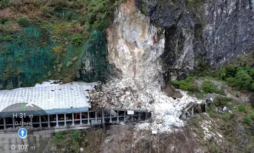 苏花公路大清水隧道出事了!下雨+地震致大石崩落 抢通时间曝