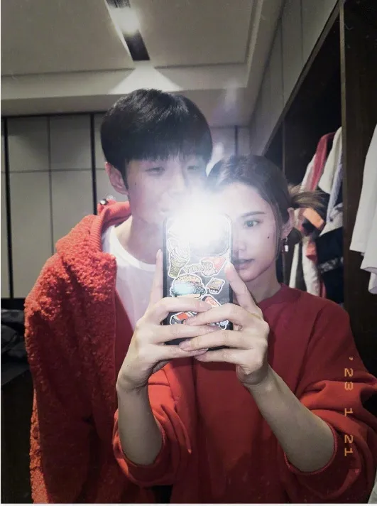 楊丞琳與李榮浩都穿一身紅。翻攝楊丞琳微博