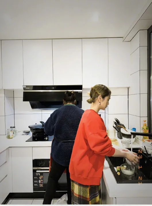 楊丞琳在廚房中幫忙。翻攝楊丞琳微博