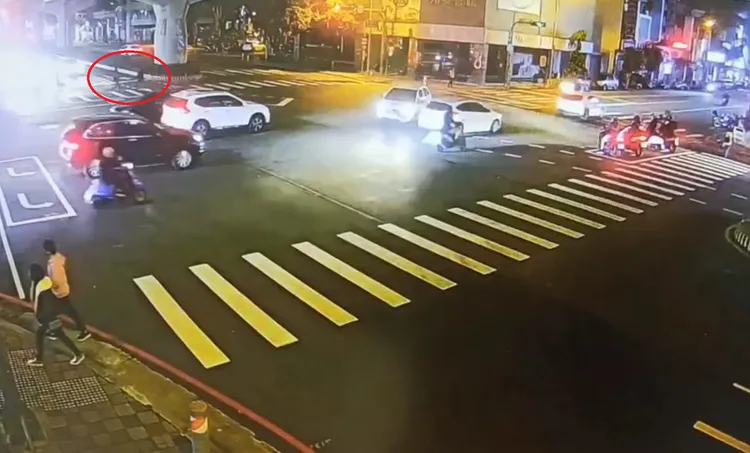 兩名女子沿行人穿越道穿越馬路（紅圈處），被左轉車輛撞擊。警方提供