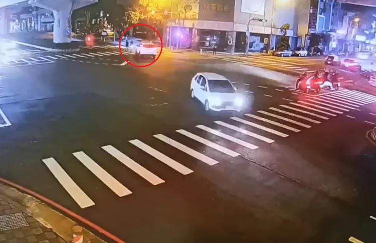 撞擊前剎那（紅圈處）。警方提供