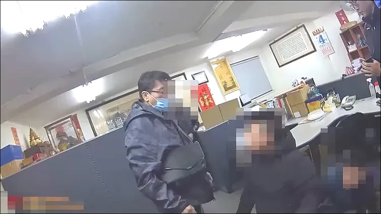 警方順利逮捕嫌犯，但嫌犯還氣勢囂張嗆警。警方提供