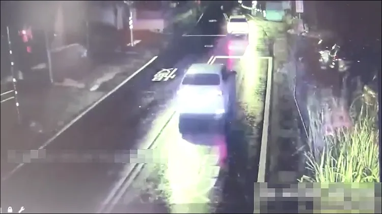 債主將劉男強押上車，並迅初開離住處。警方提供