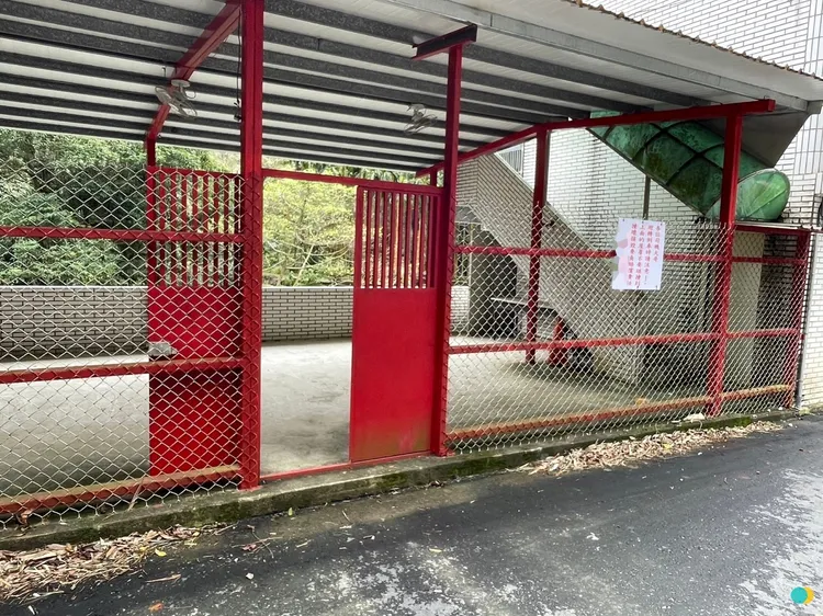 債主將劉男強押至三峽某宮廟內，並逼簽下借據分期還債。警方提供