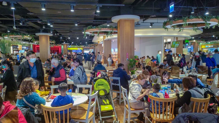 麗寶樂園美食街春節一位難求。業者提供