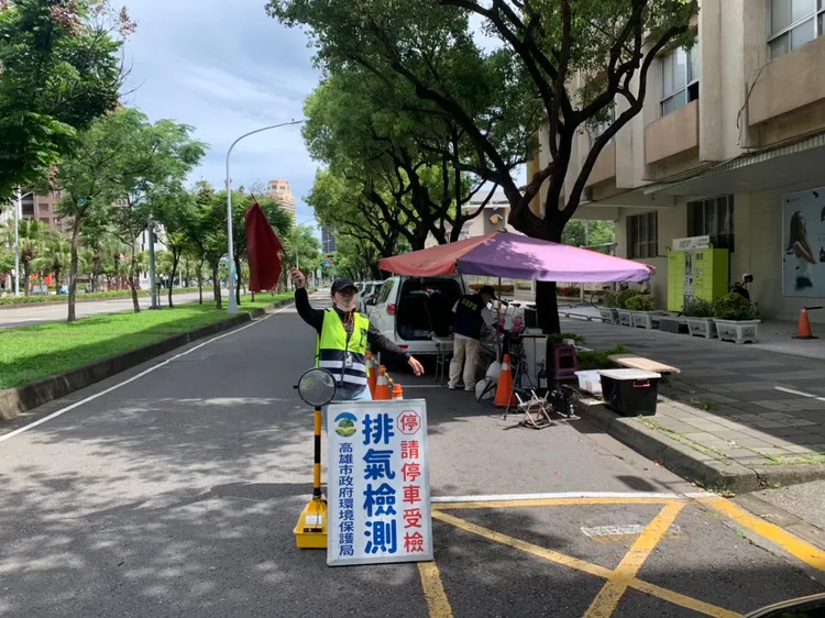 高雄空氣品質差，環保局人員加強路邊攔查排氣檢驗。高市府提供