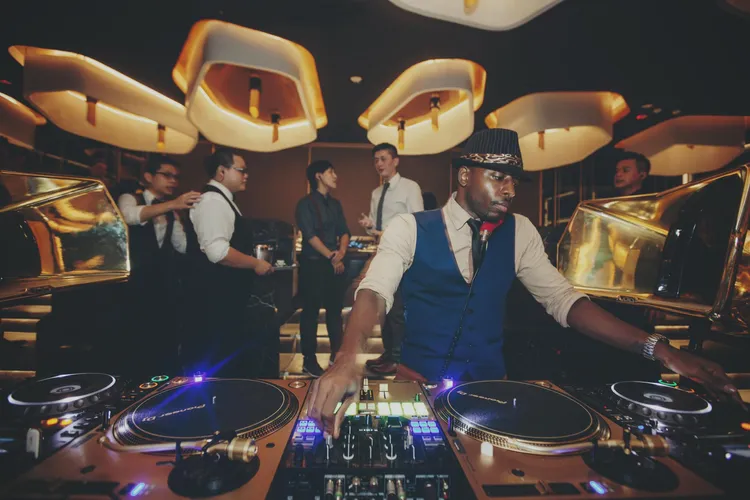 KOR春節期間推出喜芭樂彩球大放送活動，付100元就能與工作人員PK骰子，贏得遊戲則可參加中獎率100%的KOR彩球抽獎。業者提供