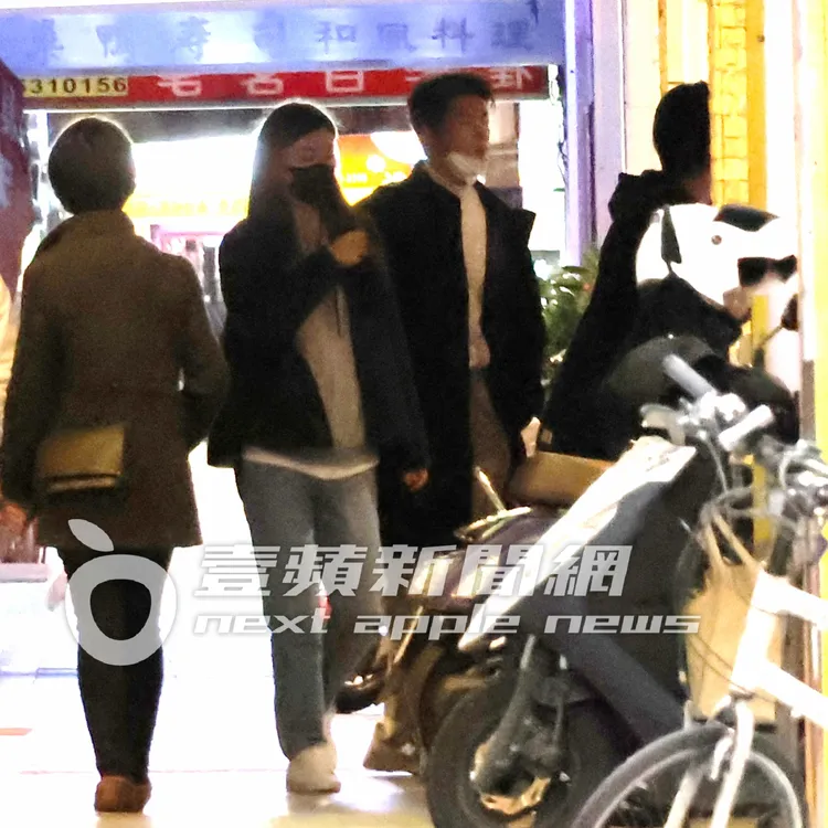 「國民老公」許光漢（右），收工後與助理們走到民權東路叫計程車。特勤中心攝