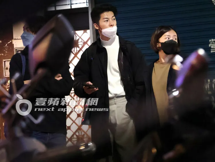 「國民老公」許光漢（左），與女助理一起望著計程車路線。特勤中心攝