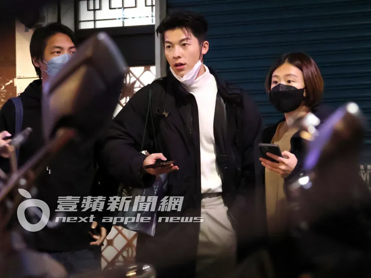 「國民老公」許光漢（中），結束新電影《想見你》宣傳行程，搭上計程車離去。特勤中心攝