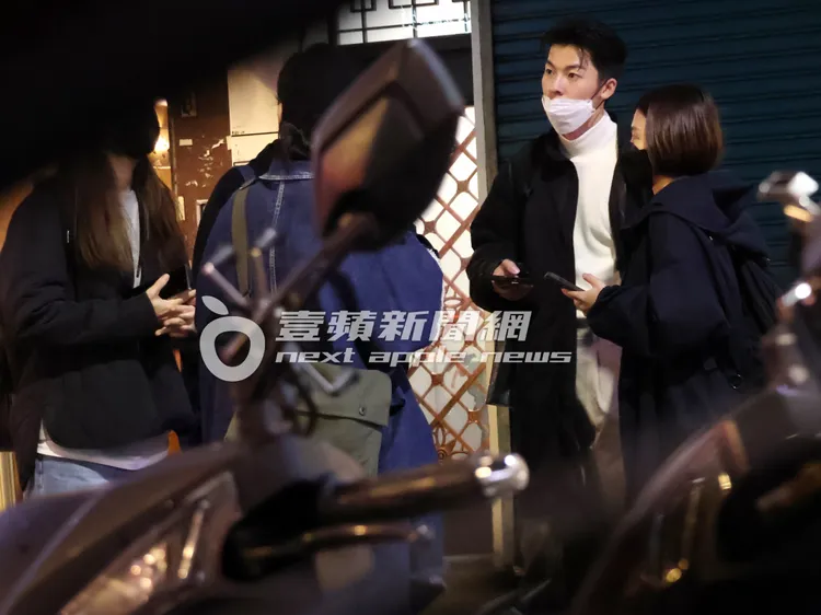 許光漢（右二）眼看車輛即將抵達，抬起頭來準備動身。特勤中心攝