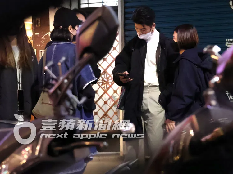 「國民老公」許光漢（中），再次確認手機的叫車資訊。特勤中心攝