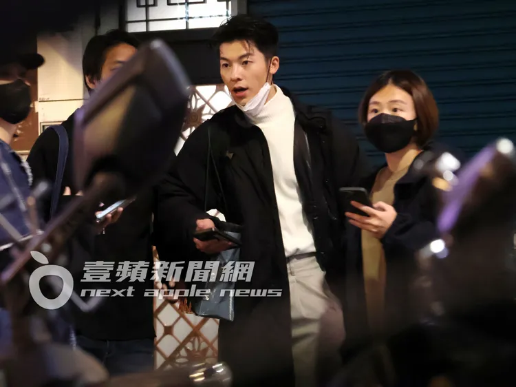 「國民老公」許光漢（右二），和女助理直奔計程車。特勤中心攝