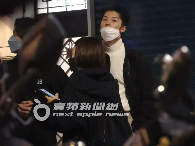 「國民老公」許光漢（右），站在路邊痴痴的等計程車。特勤中心攝