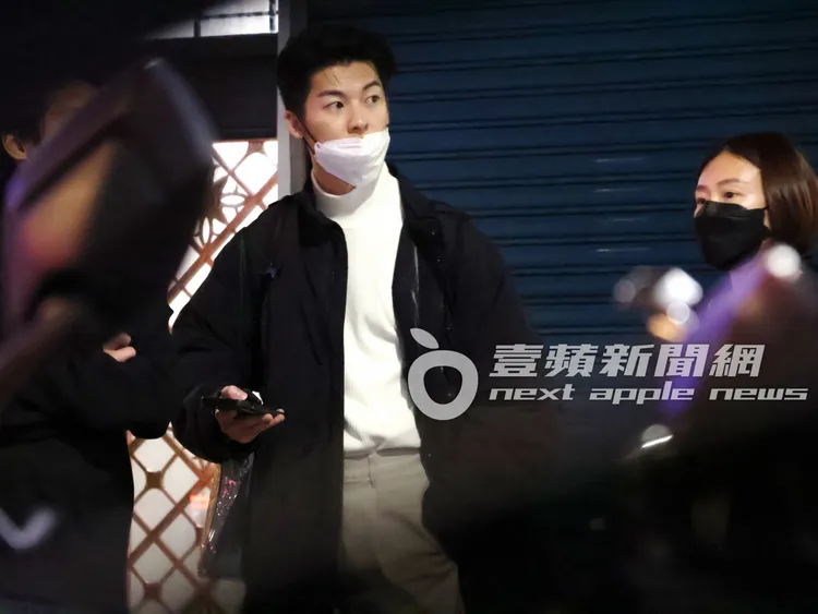 「國民老公」許光漢（左），結束新電影《想見你》宣傳活動，走到民權東路等計程車。特勤中心攝