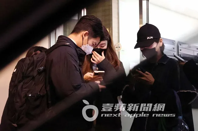 「國民老公」許光漢（左），宣傳新電影《想見你》收工後，低頭滑手機。特勤中心攝