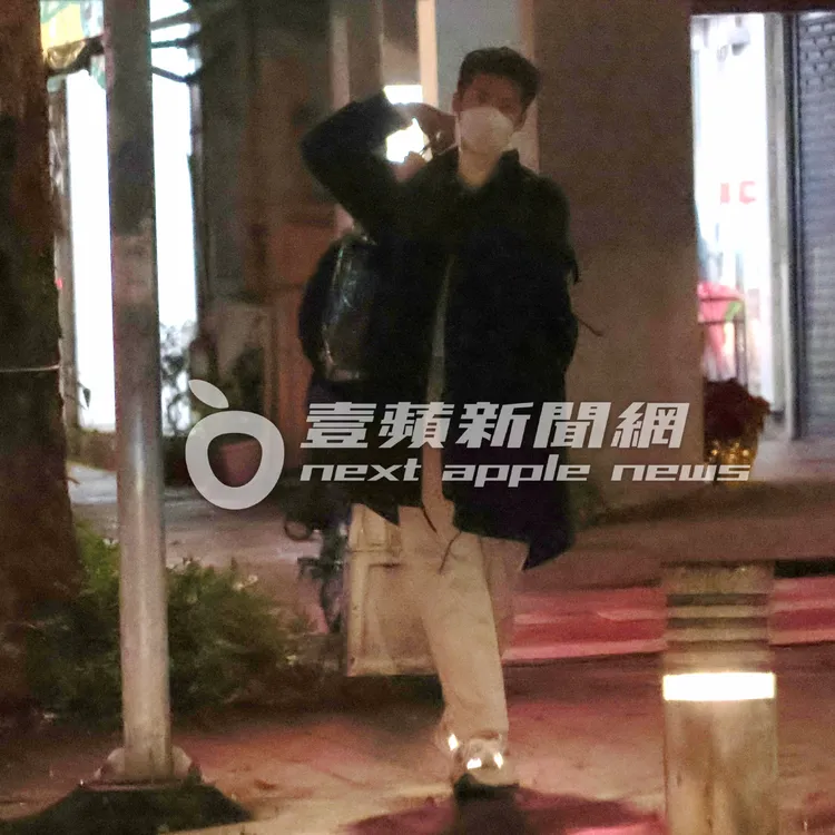 「國民老公」許光漢，搭乘多元計程車移動到大安森林公園下車。特勤中心攝