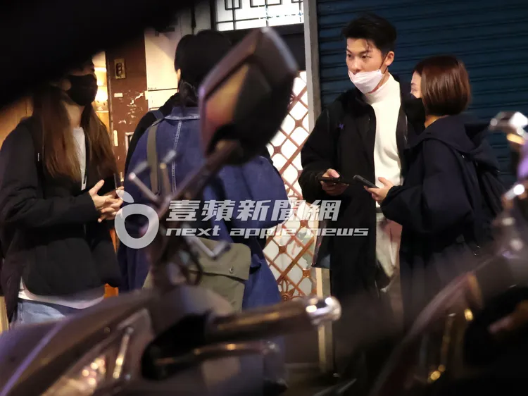 「國民老公」許光漢（右二），仔細聽助理講話。特勤中心攝