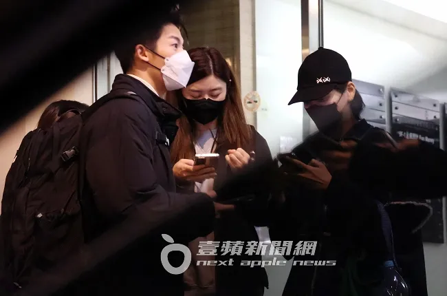 「國民老公」許光漢（左），宣傳新電影《想見你》行程結束準備離開。特勤中心攝