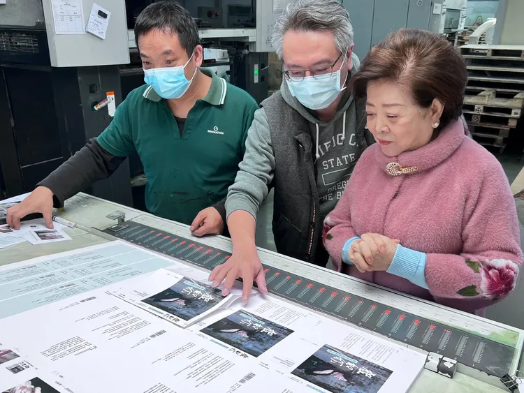 陳淑芳（右）赴印刷廠看進度，親自參與出版的每個環節。遠流台灣館提供