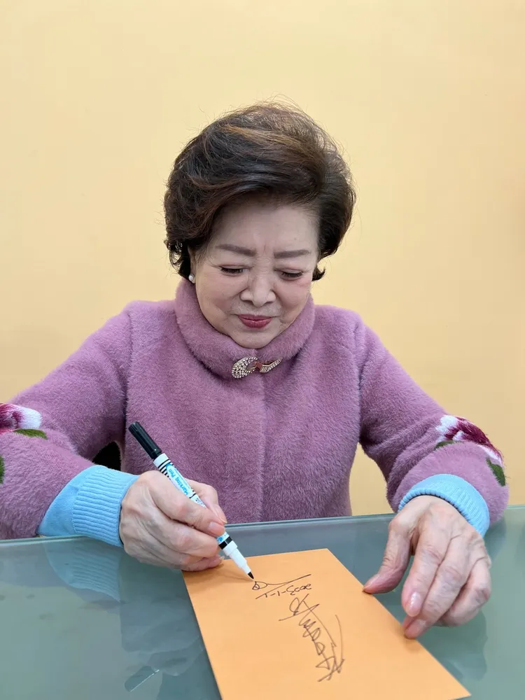 陳淑芳為新書親筆簽名，希望能傳遞給讀者滿滿的心意。遠流台灣館提供