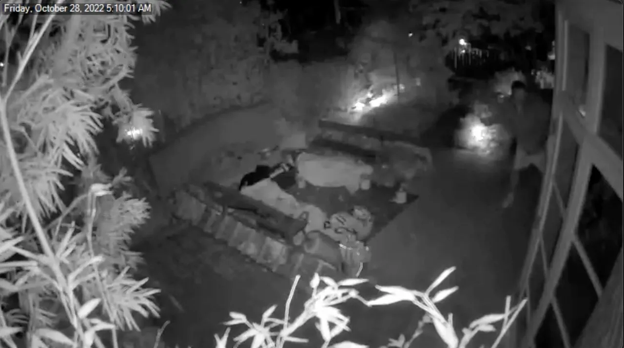 德裴普敲碎玻璃窗潛入裴洛西住家。美聯社