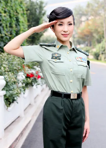 湯燦曾有軍中妖姬封號，媒體更爆導她周旋高官之中，用睡的交換情報或幫忙打通關節，相當神秘。引自微博