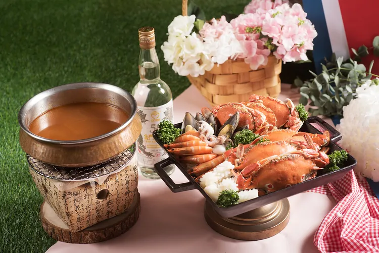 馬賽海鮮湯以各式新鮮海鮮入料，敘日主廚再延續經典結合在地高粱研製出高粱風味的馬賽海鮮湯。六福旅遊集團提供