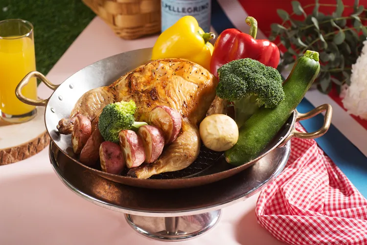 南法普羅旺斯綜合香料以大量的迷迭香、牛膝草和百里香調製，當地會以此香料醃製雞肉作成法式烤春雞。六福旅遊集團提供