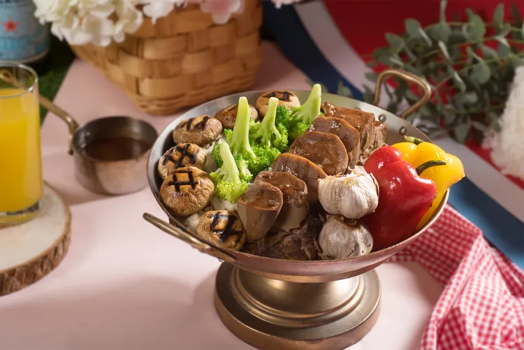 紅酒燉牛舌以香醇紅酒熬煮牛舌入味，軟嫩又帶有嚼勁。六福旅遊集團提供