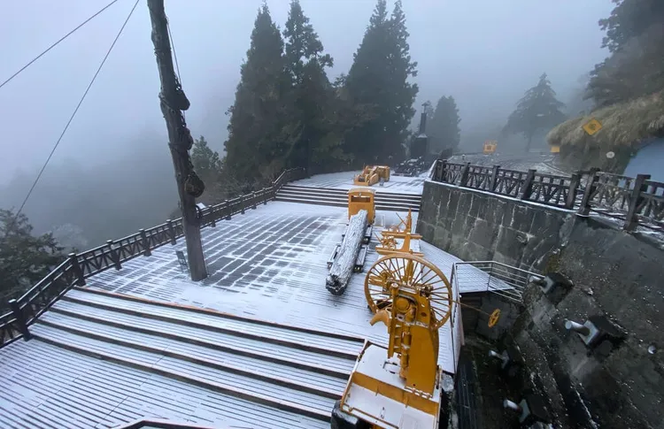太平山國家森林遊樂區今天下午飄下冰霰，讓園區展現雪白美景。林務局羅東林管處提供