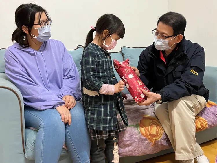 安得烈食物銀行執行長羅紹和親赴需援助家庭致贈食物箱。翻攝自安得烈慈善協會