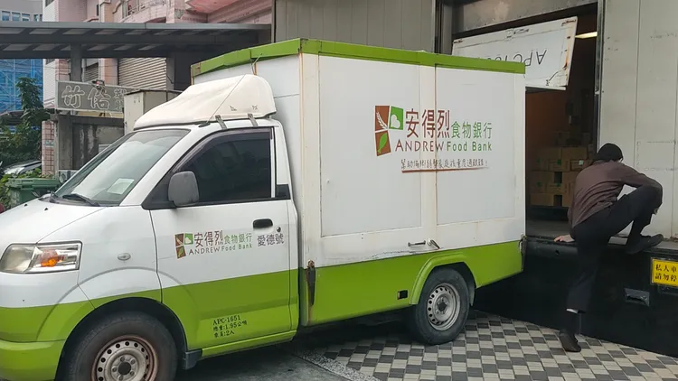 安得烈食物銀行運送食物箱的貨車。黃子騰攝