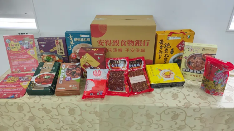 安得烈食物銀行援助弱勢家庭的年菜食物箱。黃子騰攝
