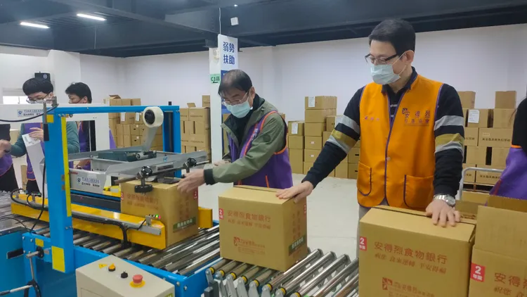 安得烈食物銀行執行長羅紹和協助打包食物箱。黃子騰攝