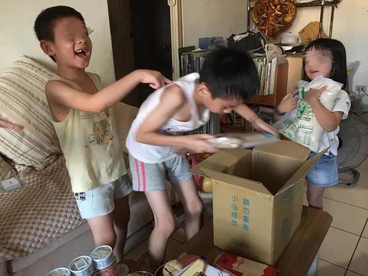 安得烈食物銀行提供食物箱，幫助弱勢家庭孩子健康成長。翻攝自安得烈慈善協會