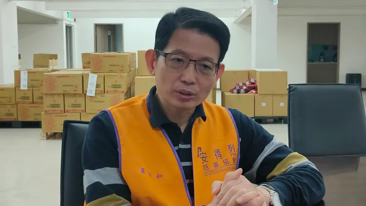 安得烈食物銀行執行長羅紹和說明援助弱勢家庭方式。黃子騰攝