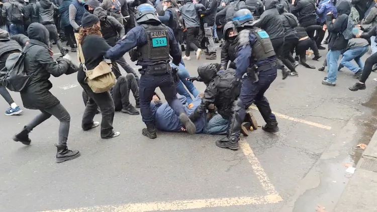 巴黎鎮暴警維持秩序。路透社