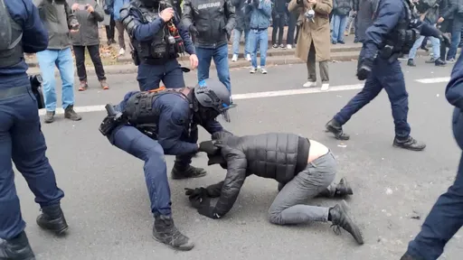 火爆!法國「黑色星期四」112萬人罷工抗議釀衝突 警方動用催淚瓦斯