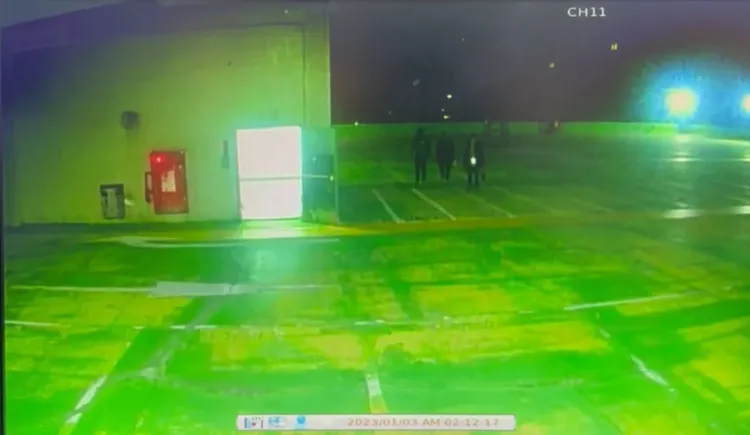 監視器拍到涉嫌塗鴉的3名男子離去的身影。讀者提供