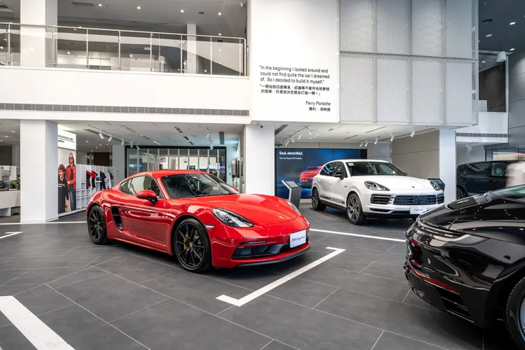 展示中心內部可容納 12 輛展車，不同的主題區域沿著主通道「Racing Line」設置，其中的數位觸控螢幕更能讓消費者親身感受到以人為本的品牌互動體驗。業者提供