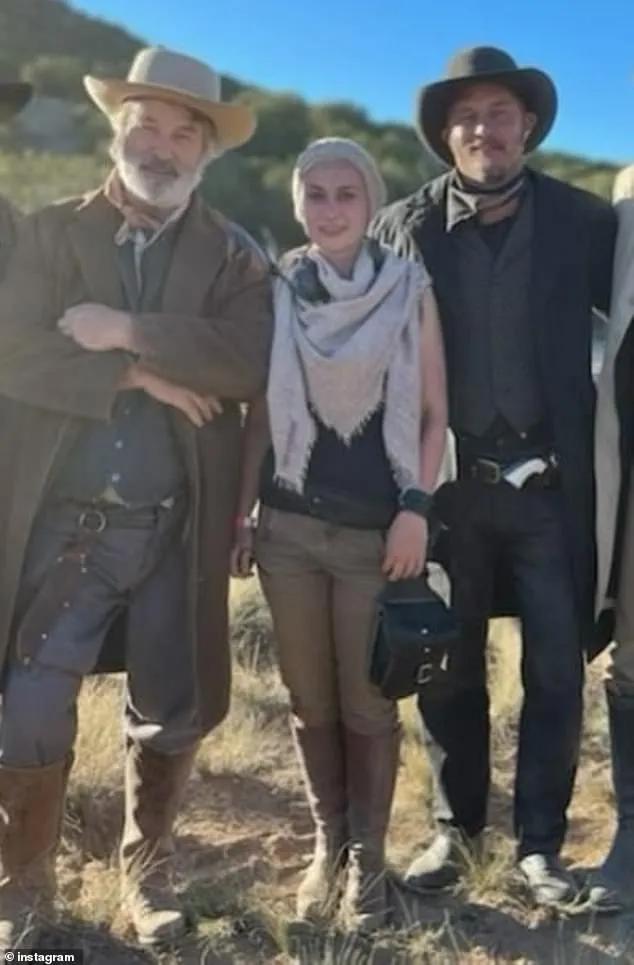 鮑溫（左）身兼製片，卻被控未盡監督責任，讓片場充滿安全疑慮，才會釀成誤殺女攝影悲劇。