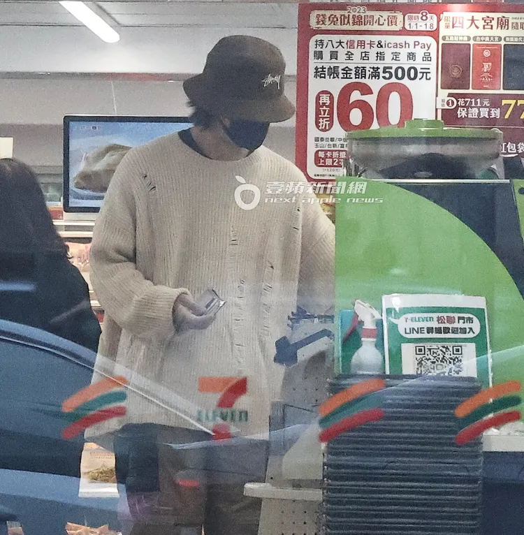 陳柏霖從口袋掏出零錢付帳。特勤中心攝